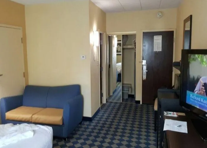 North I-270 Worthington Hotel 3*